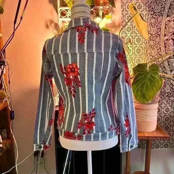 DG2 l Diane Gilman Denim Jacket with floral and stripe l Size XS - Picture 6 of 8